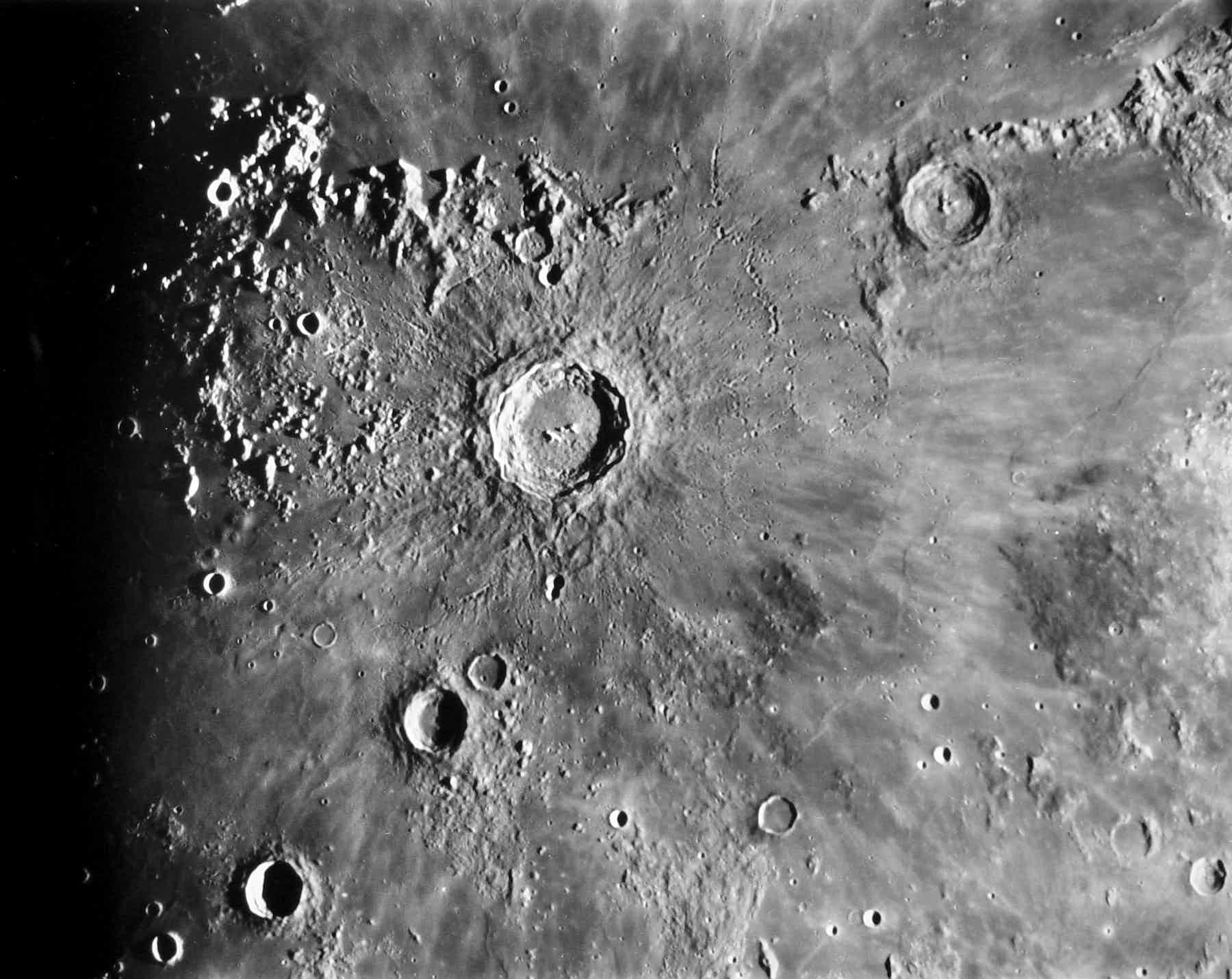 Что является образованием кратеров на луне. Кратер Коперник на Луне. Кратер Коперник. Копе́рник -лунный кратер. Диаметр кратера Коперник.