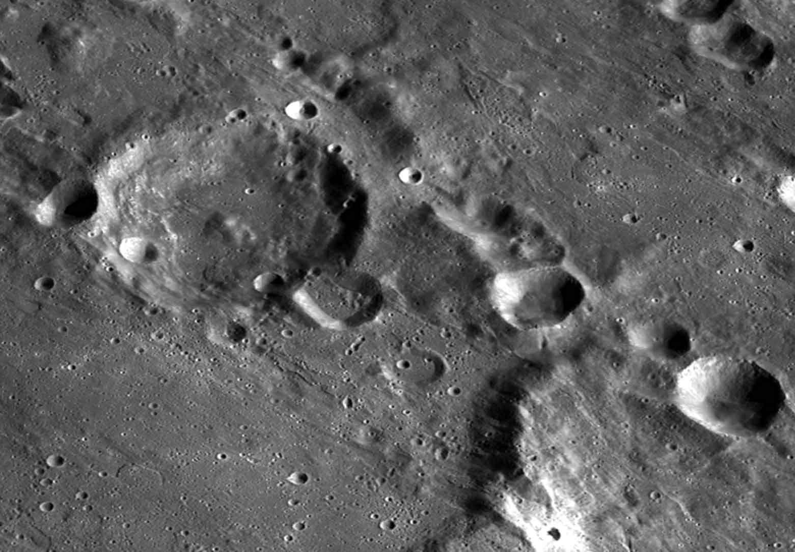 Что является причиной образования кратеров на луне. Кратер Эйткен. Кратер Посейдон Луна. Кратер Бетховен на Меркурии. Кратер Терешкова.