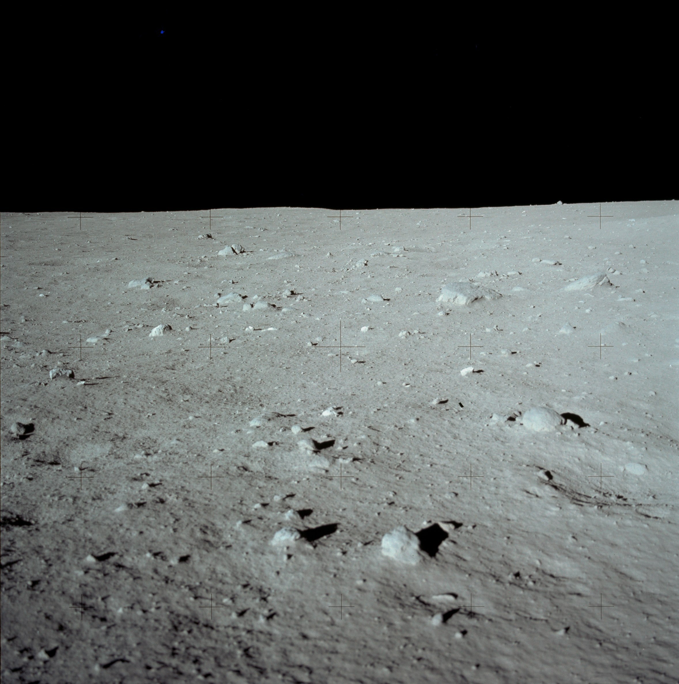 Стоя на поверхности луны. Поверхность Луны реголит. Реголит Аполлон 11. Снимки поверхности Луны. Поверхность Луны покрыта.
