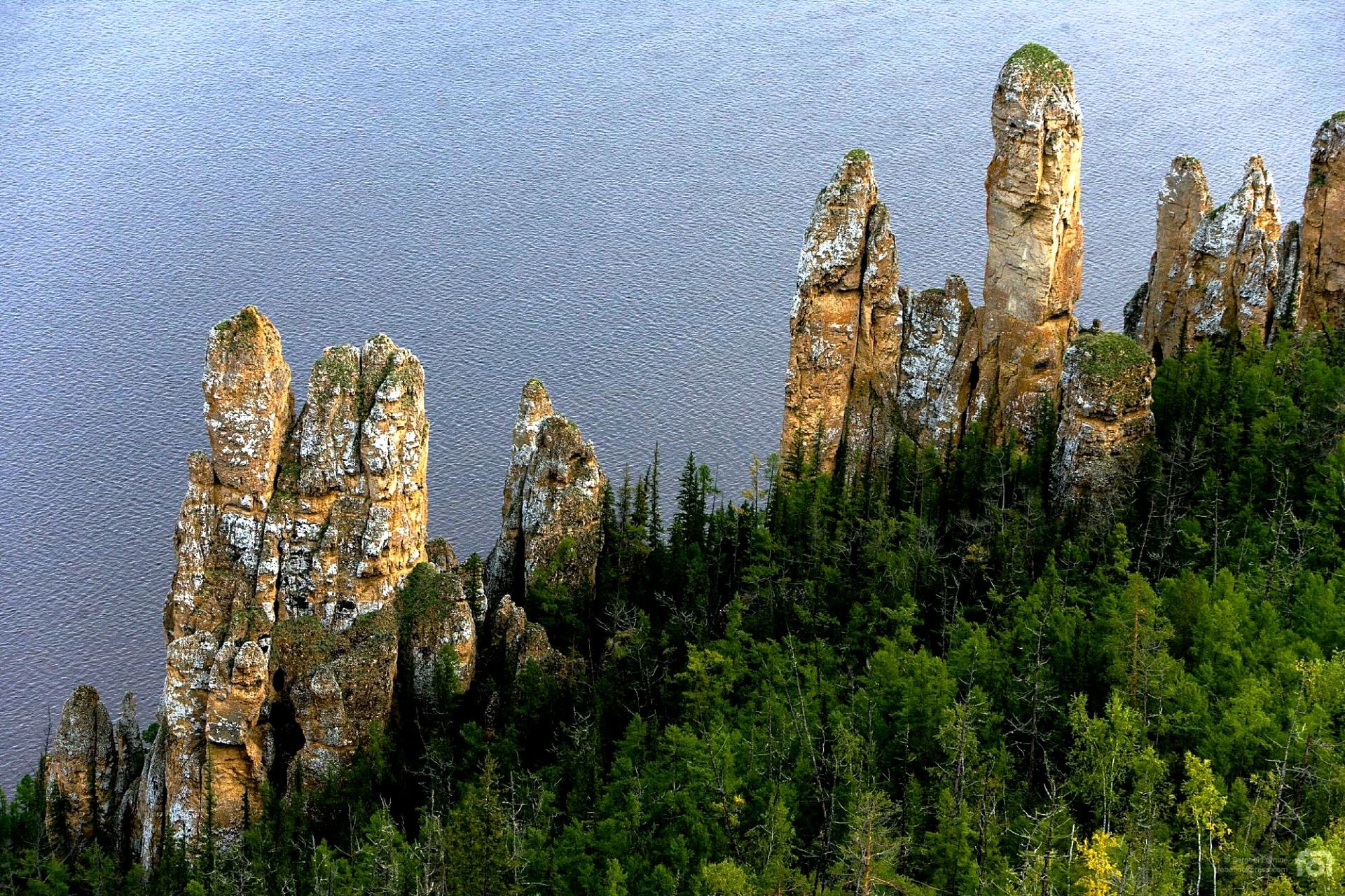 Какие природные объекты запечатлены. Национальный парк “Ленские столбы”, Якутия. Река Лена Ленские столбы. Каменные столбы на реке Лена. Ленские и Синские столбы в Якутии.