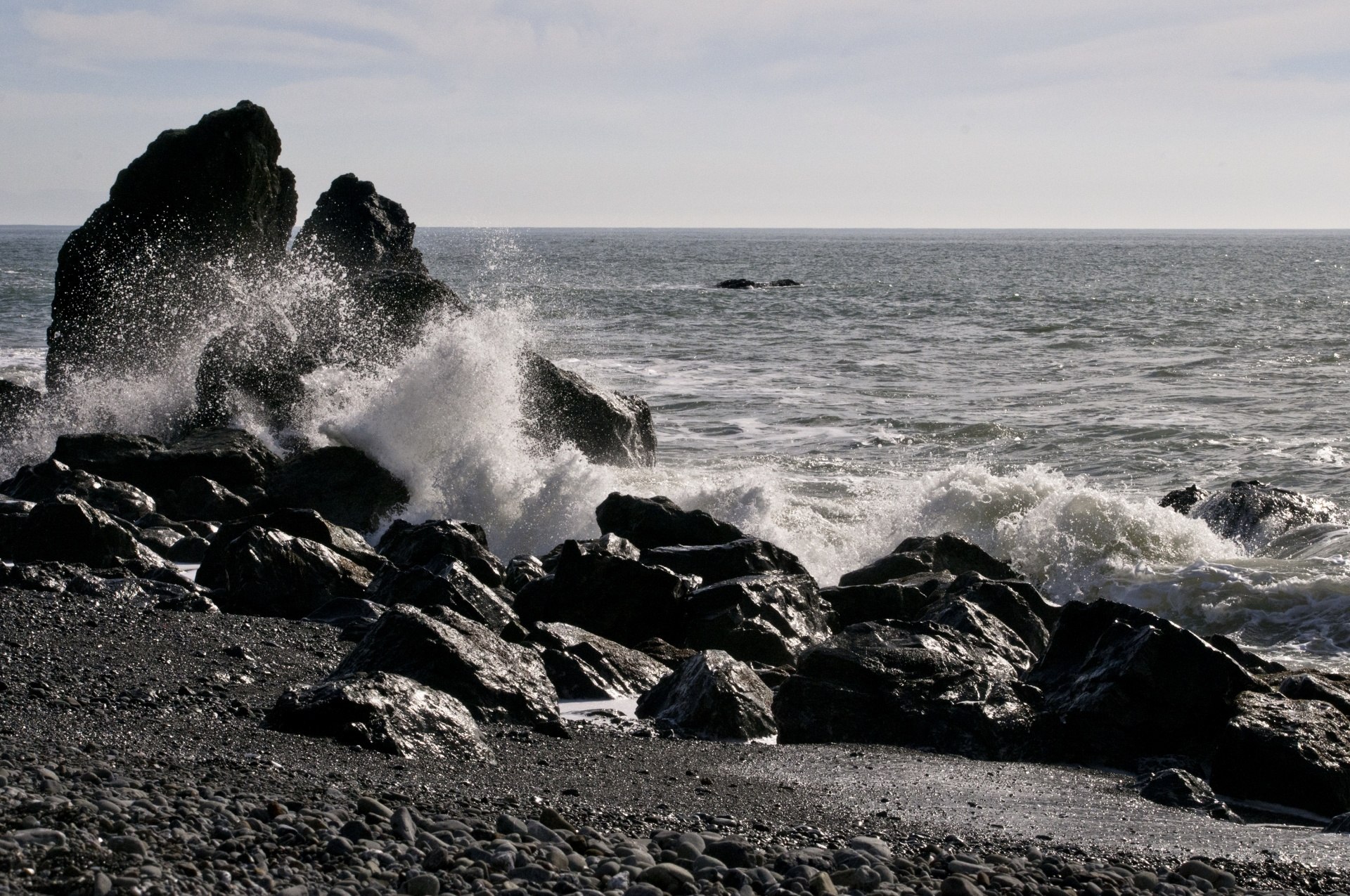Разбиваются о берег. Море. Волны бьются о камни. Пляж волны. Волны бьются о скалы.