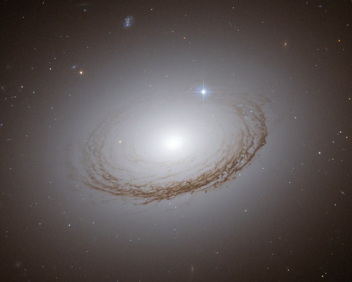 Линзообразная Галактика NGC 7049