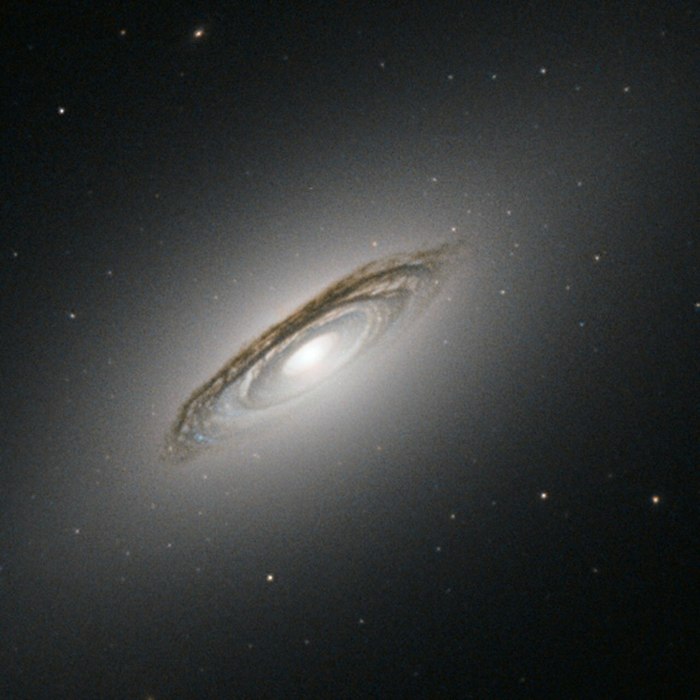 Галактика Веретено NGC 5866 линзообразная Галактика в созвездии дракон