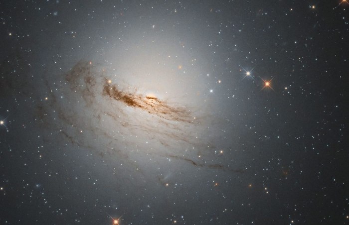 Линзообразная Галактика NGC 7049