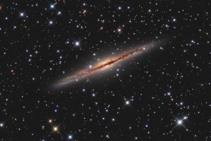 Спиральная Галактика видимая с ребра NGC 891