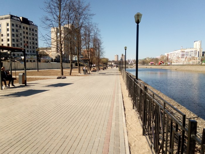 Река Пахра берег