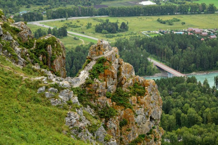 Скала чертов палец Алтай