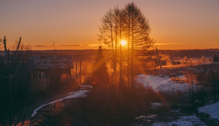 Красный закат в апреле в селе