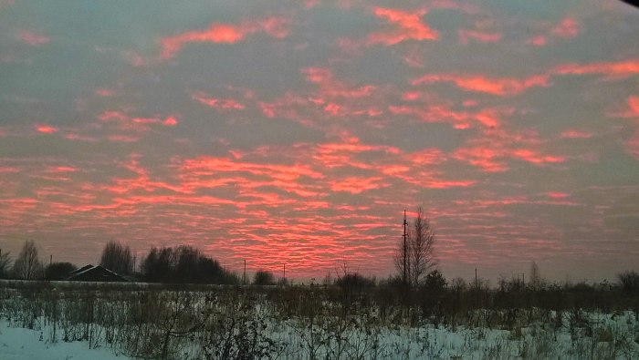 Красивый закат зимой в деревне