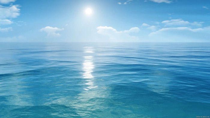Голубое море