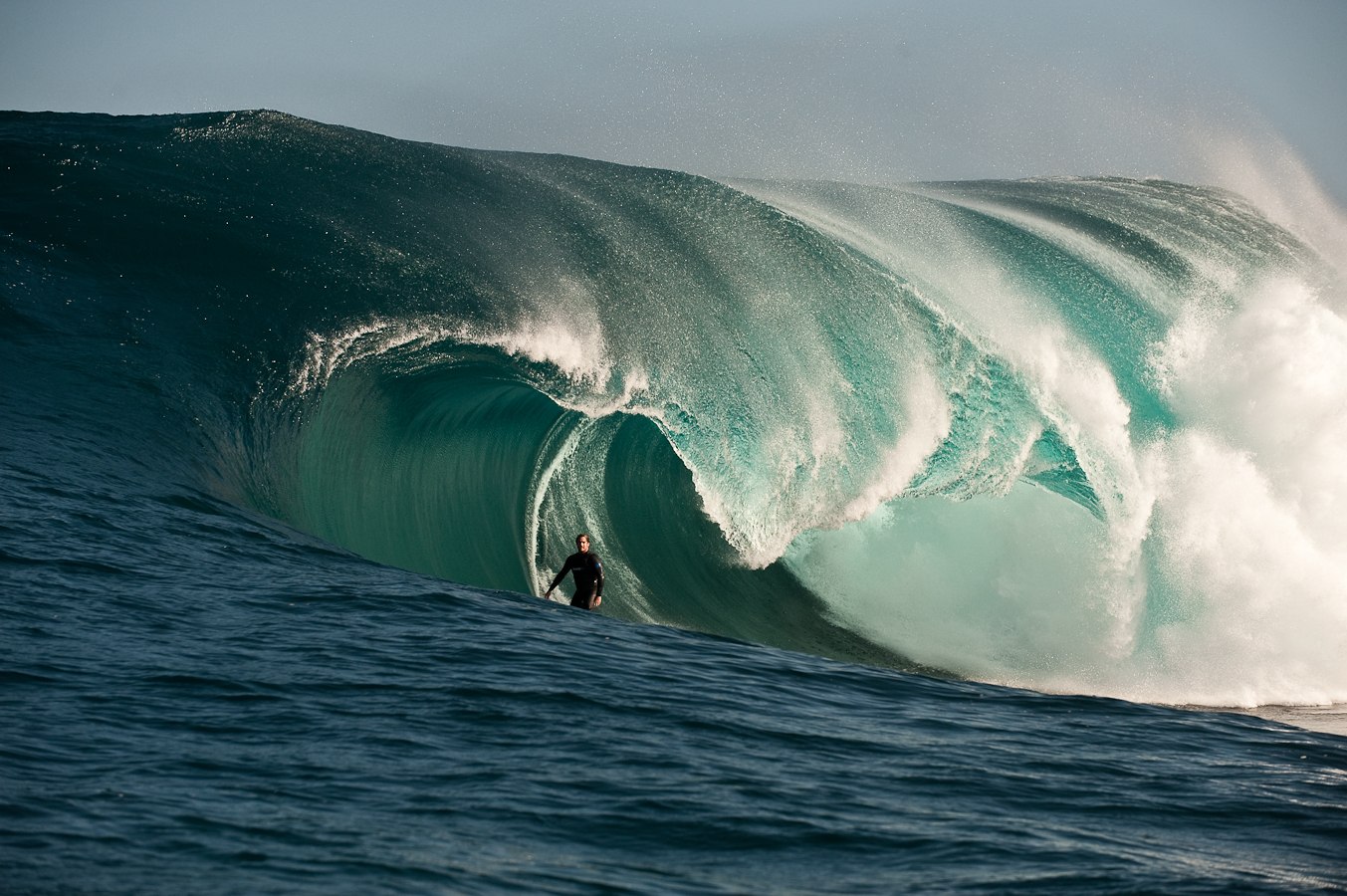 Огромные волны. Big Wave серфинг. Самые большие волны для серфинга. Сёрфинг самая большая волна. Панорама больших волн.