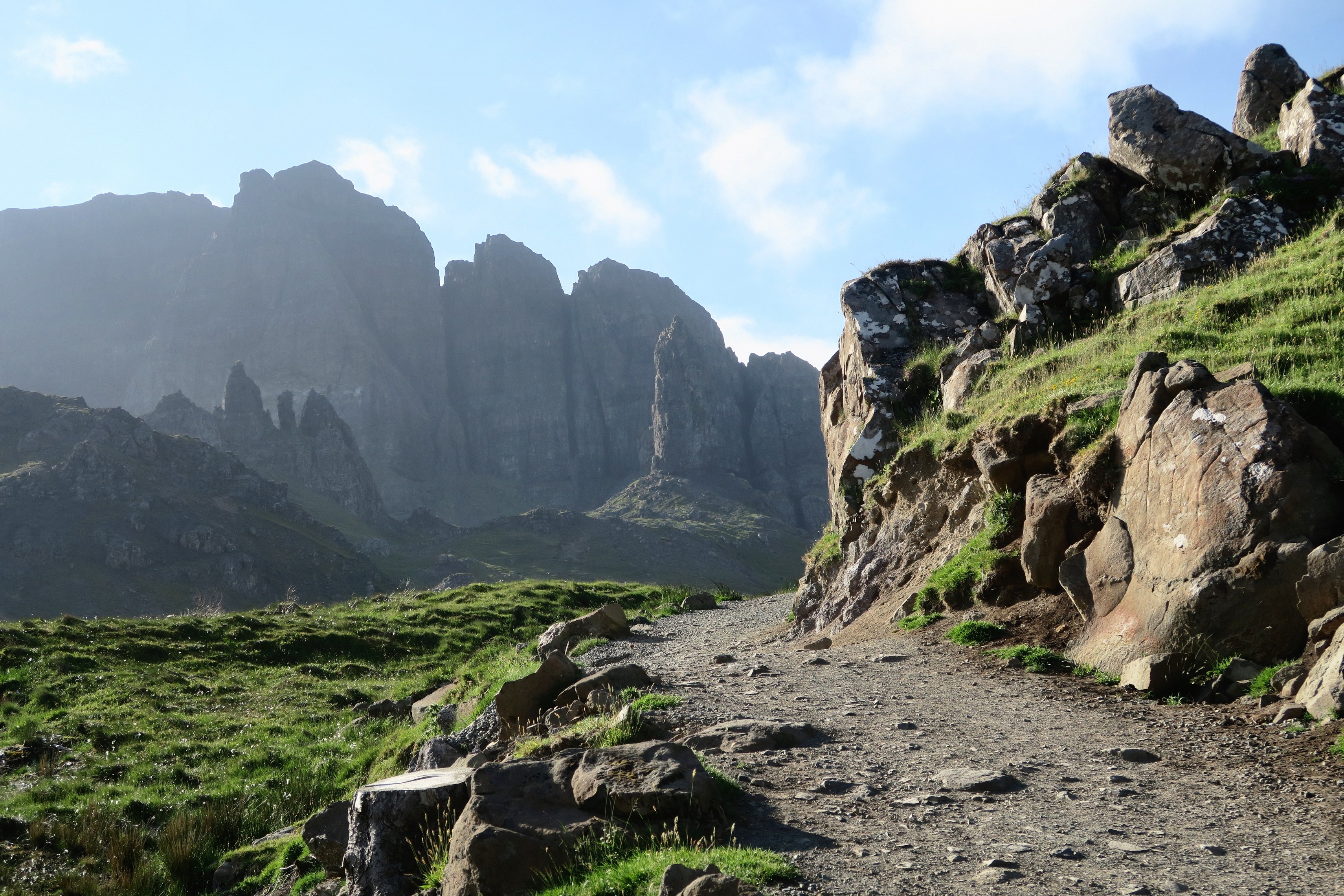 В среди высота скал. Горная Долина Аффрик национальный парк Шотландии. Горное плато Корат в Таиланде. Горы Дагестана с камнями. Каменная тропа Дагестан.