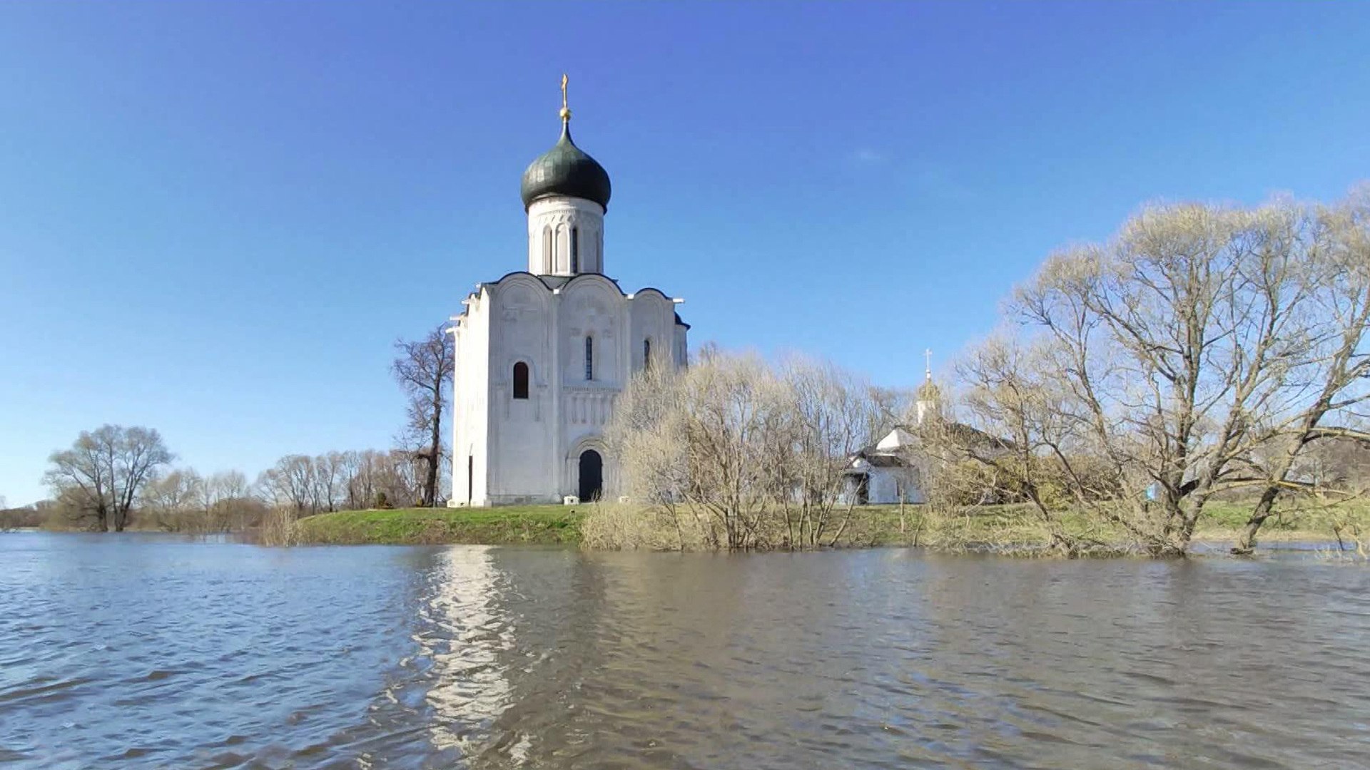 Храм Покрова на Нерли в половодье