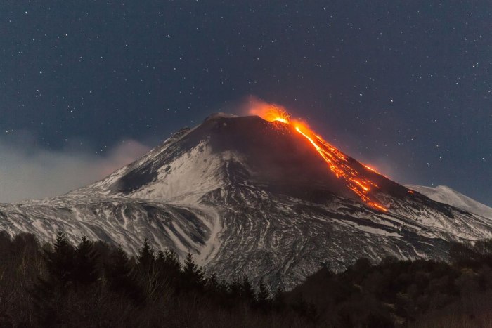 Сангай вулкан кратера