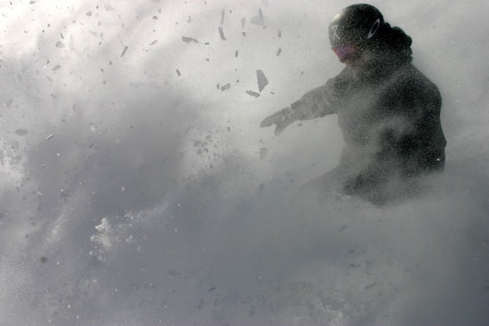 Человек идет в пургу