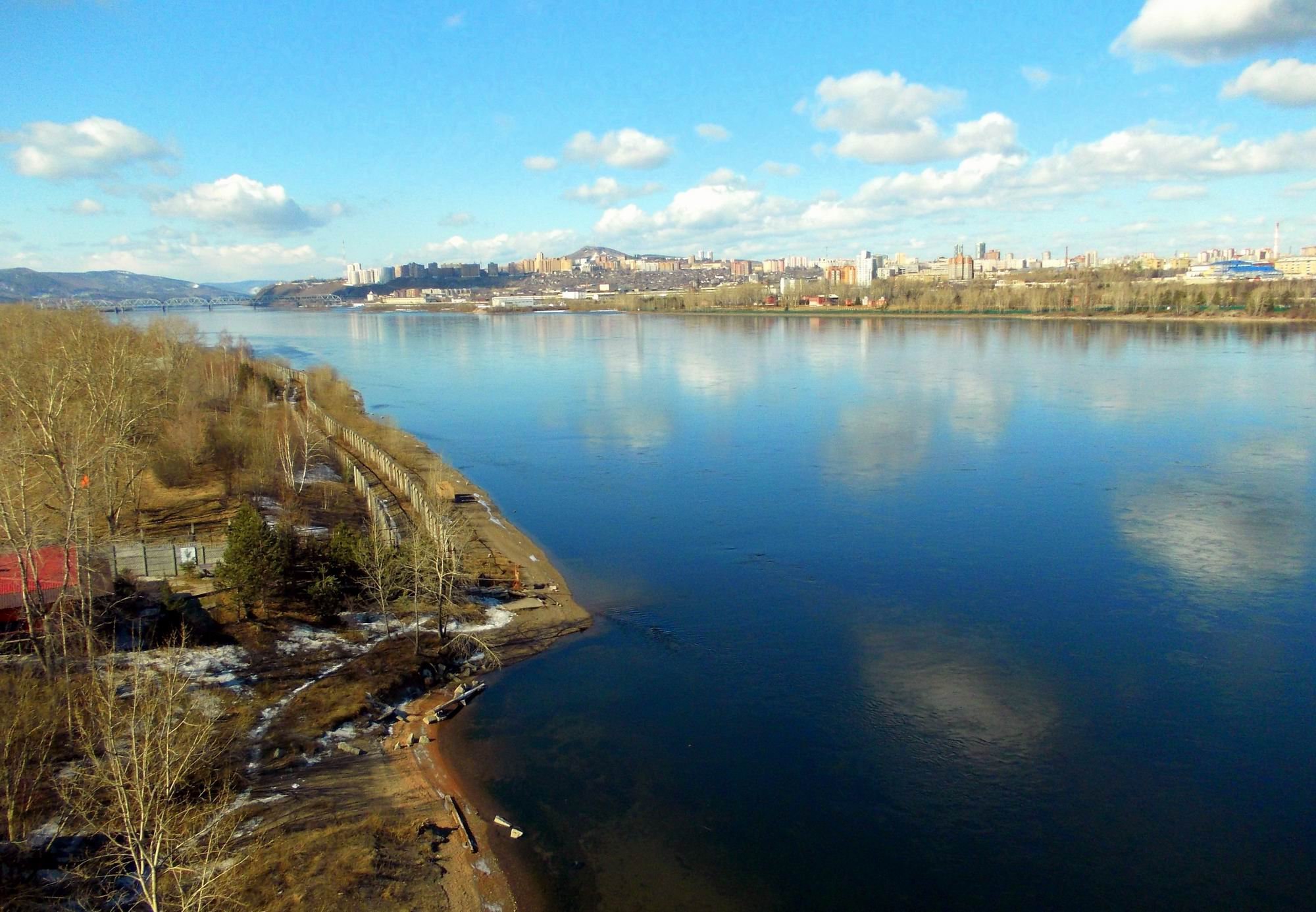 Левый берег это какой. Река Енисей Красноярск. Енисей река Красноярск красота реки. Город Красноярск река Енисей. Набережная реки Енисей Красноярск.
