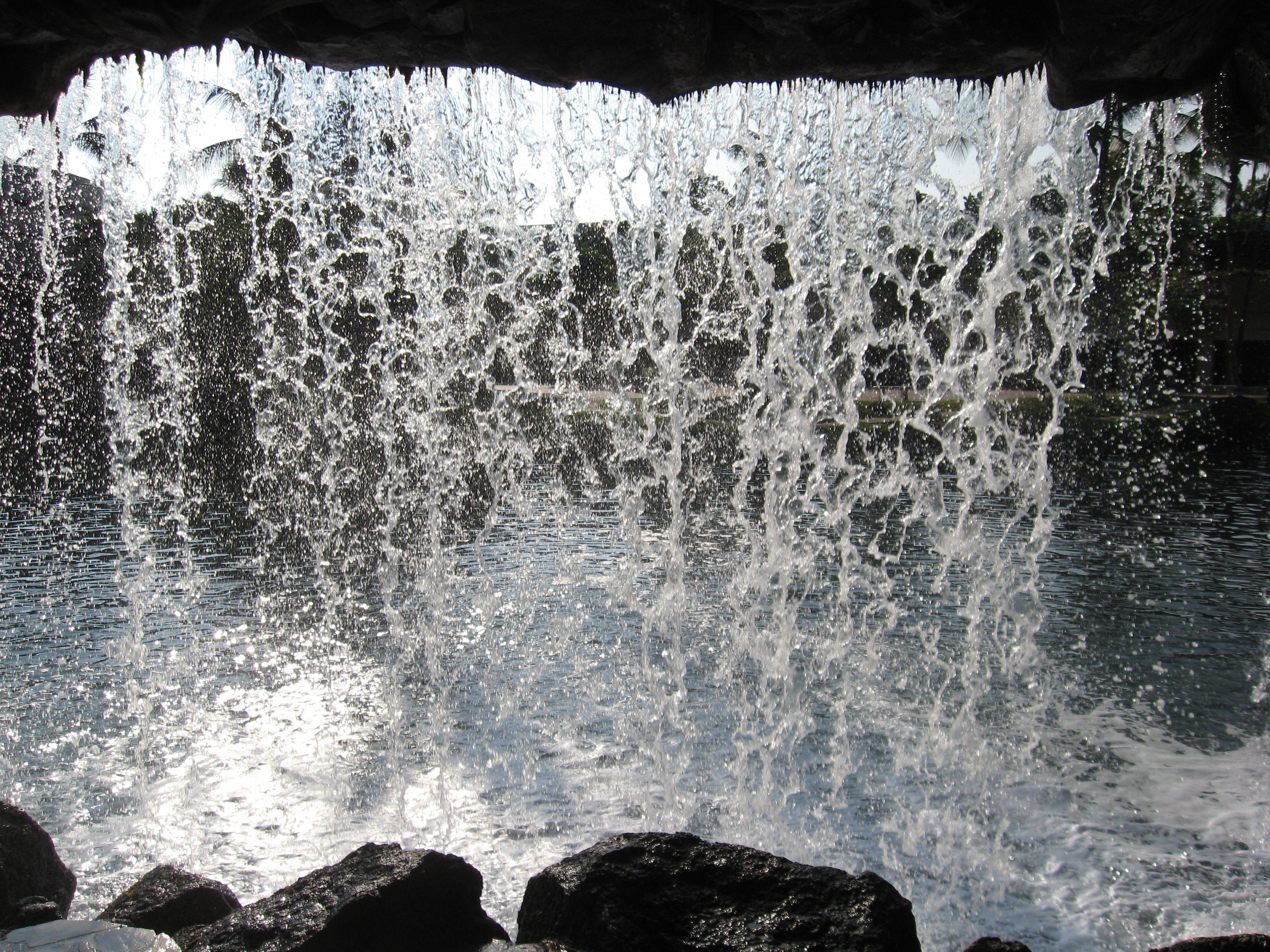 С какой высоты падает вода в водопаде
