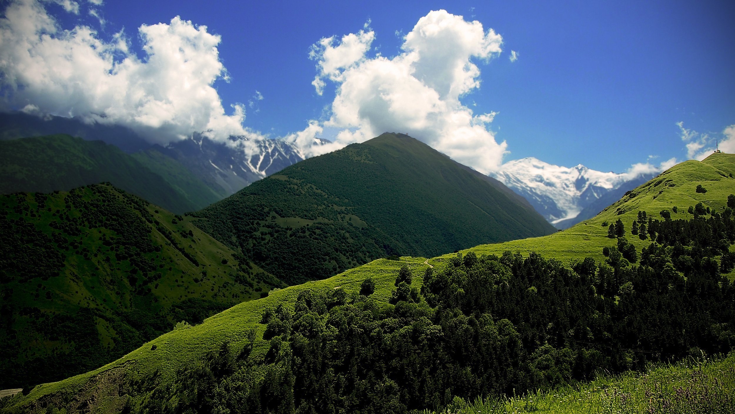 Климат осетии. Северная Осетия в горах Кавказа. Южная Осетия гора мичрили. Южная Осетия Цинхвали горы. Природа Северной Осетии горы.