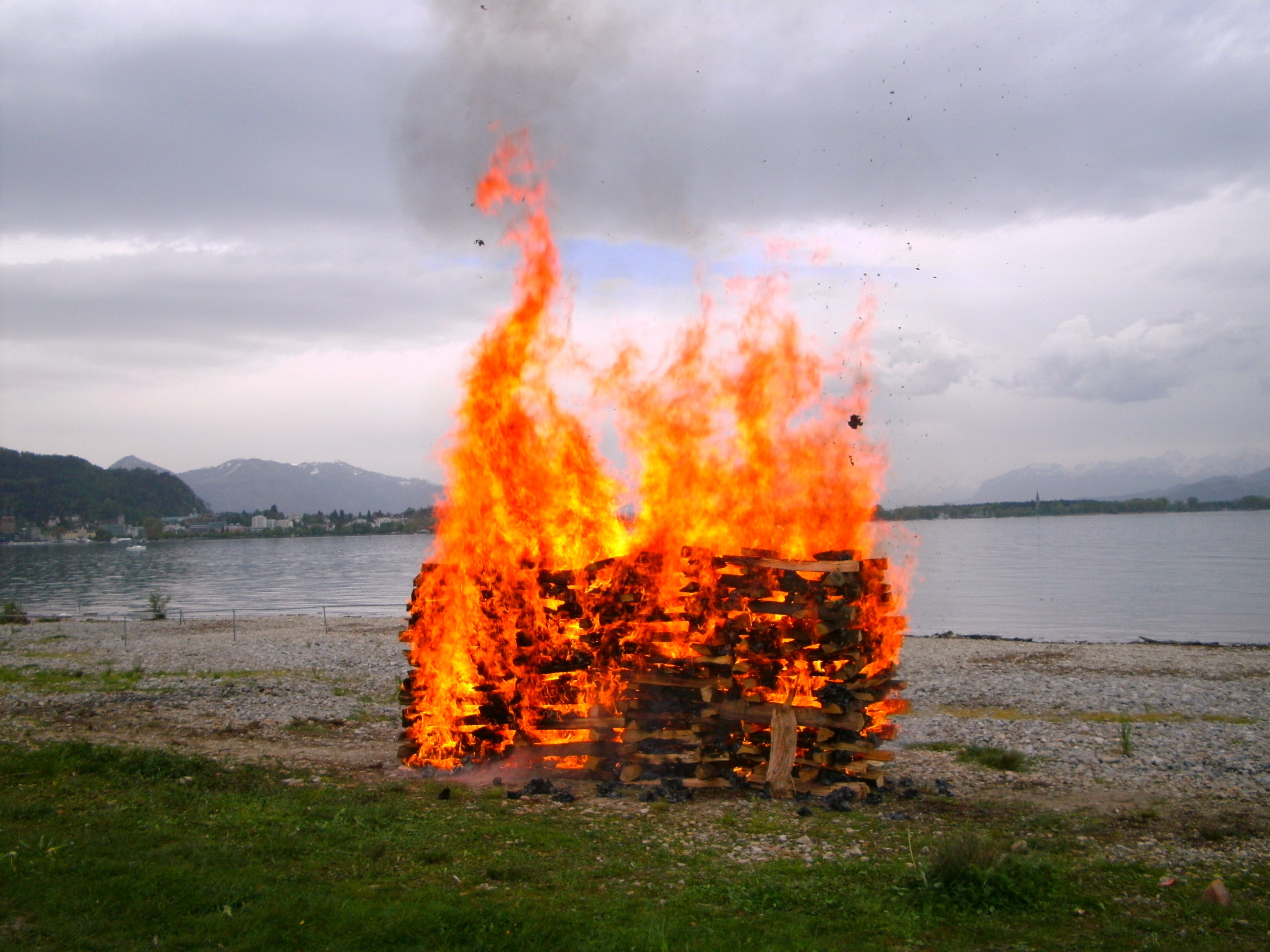 Я видел озеро в огне. Горящее озеро. Огонь и вода. Озеро в огне. Горение костра.
