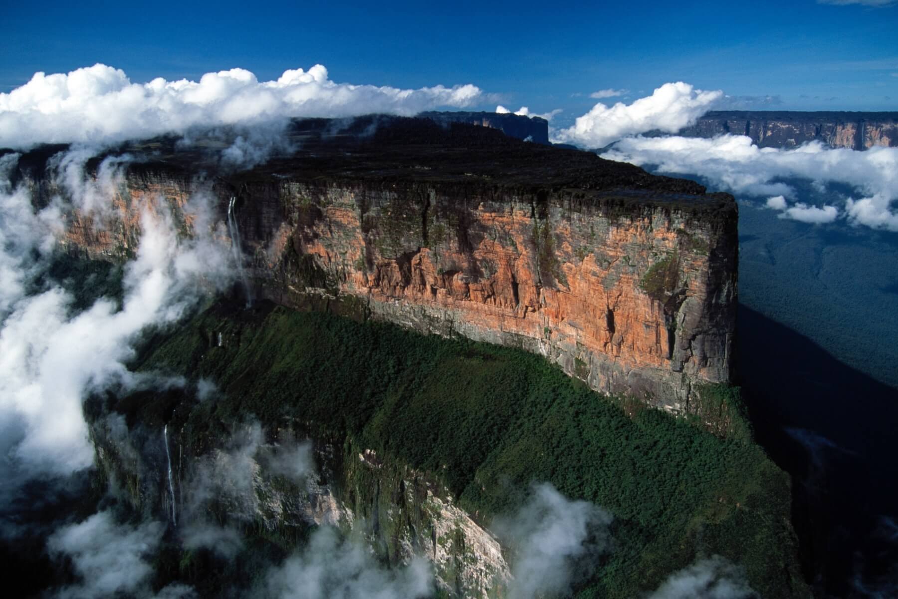 Самый высокий водопад гвианском плоскогорье. Венесуэла горы Тепуи. Венесуэла плато Рорайма. Гайана гора Рорайма Южная Америка. 1. Гора Рорайма, Венесуэла.