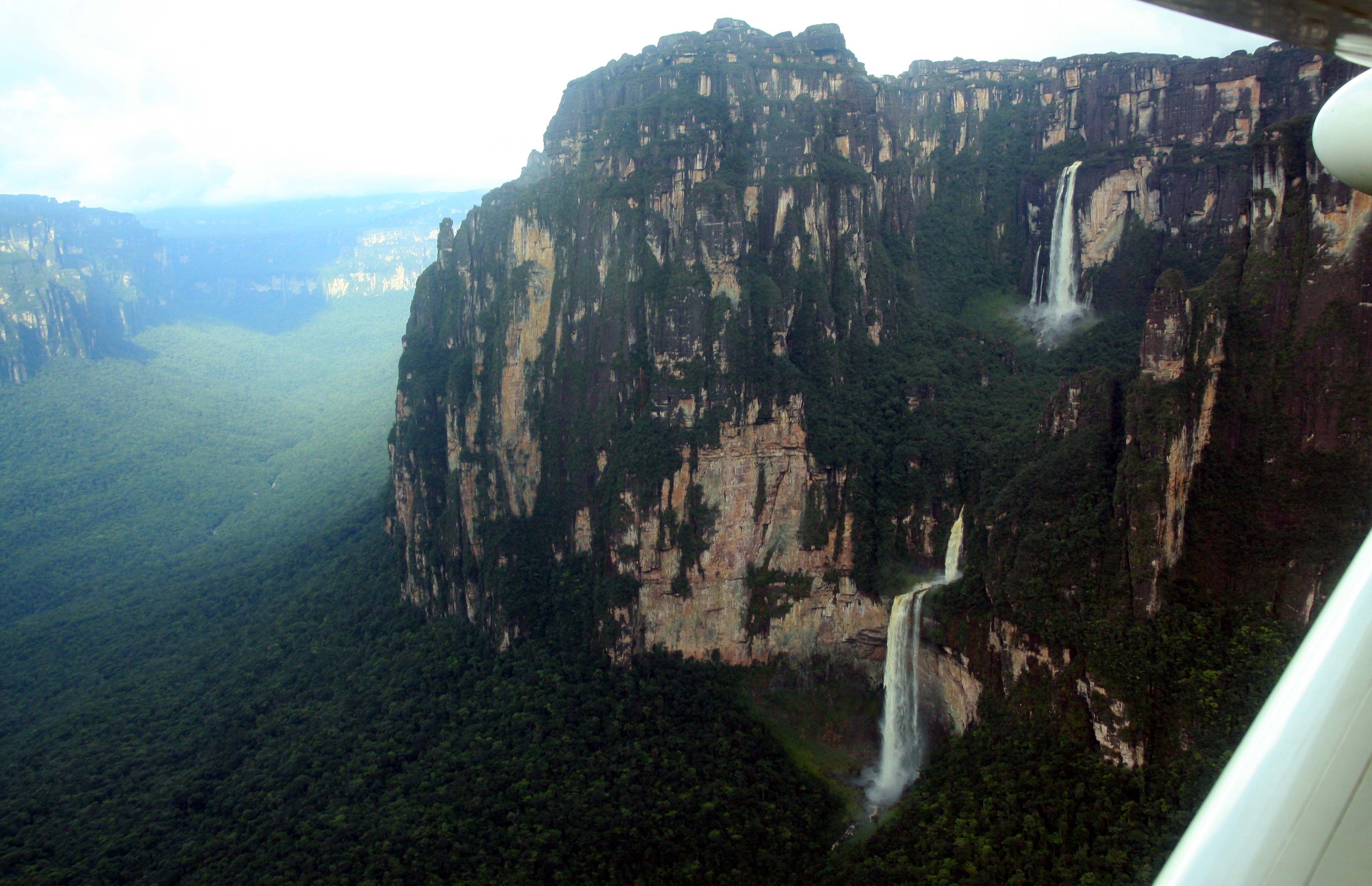 Самый высокий водопад гвианском плоскогорье. Венесуэла плато Тепуи. Венесуэла горы Тепуи. Водопад Тепуи. Столовая гора Тепуи.