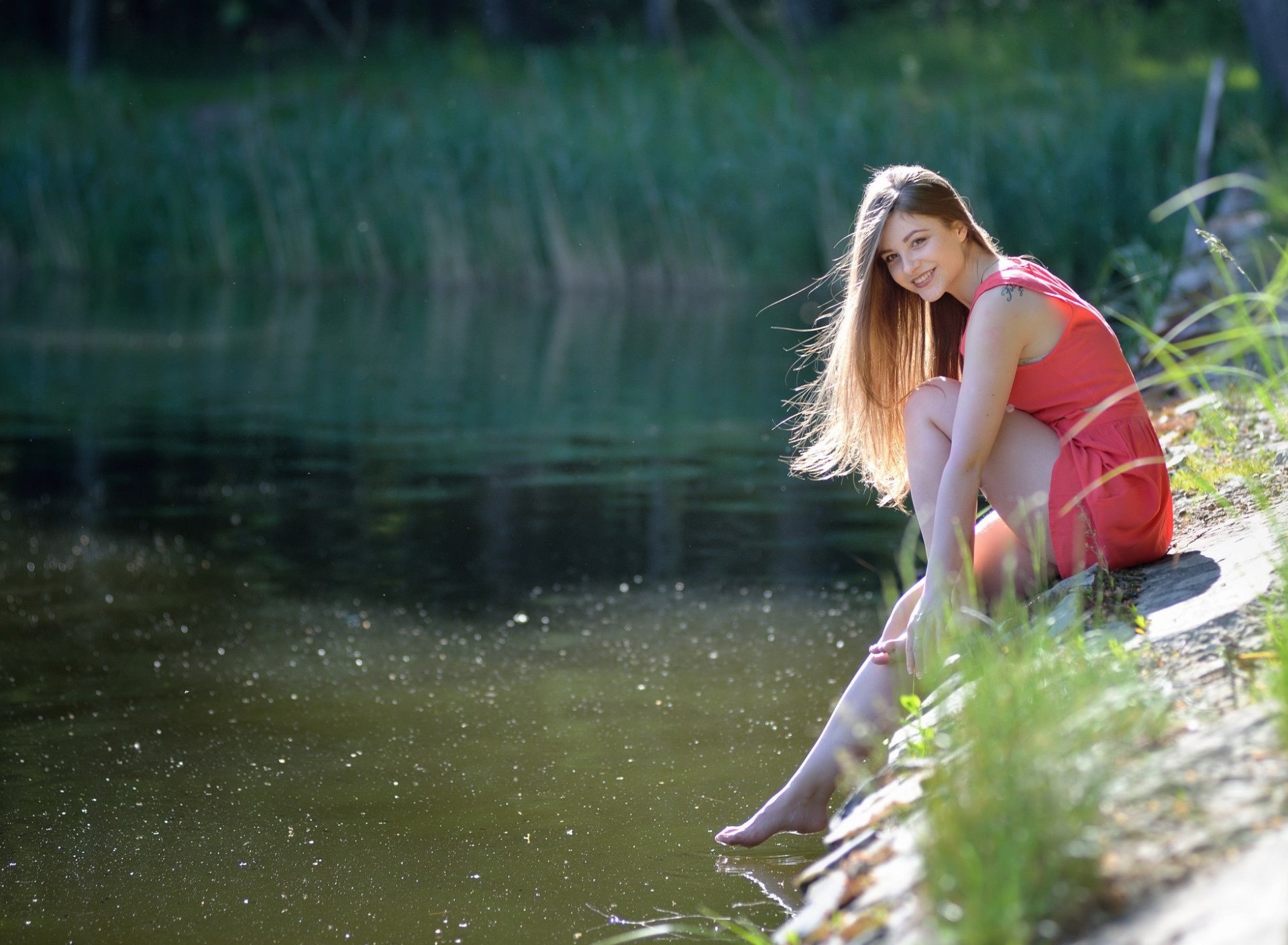 Красивые девушки река. Dana Гергардта. Dana Гергардта купальник. Фотосессия на пруду. Девушка у реки.