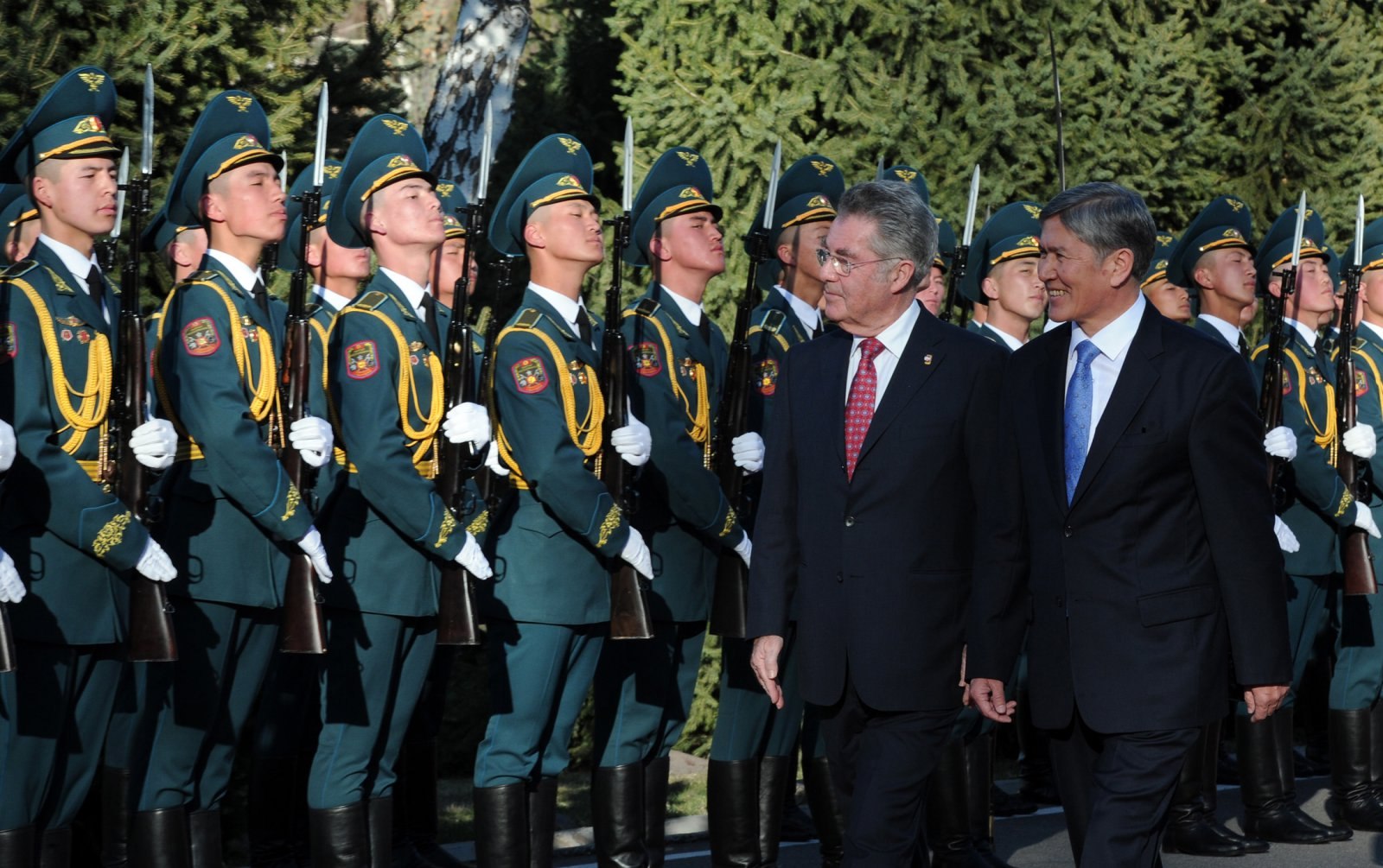 Форма киргизия. Военная форма нац гвардия Кыргызской Республики. Почетный караул Кыргызской Республики. Парадная Военная форма Узбекистана.