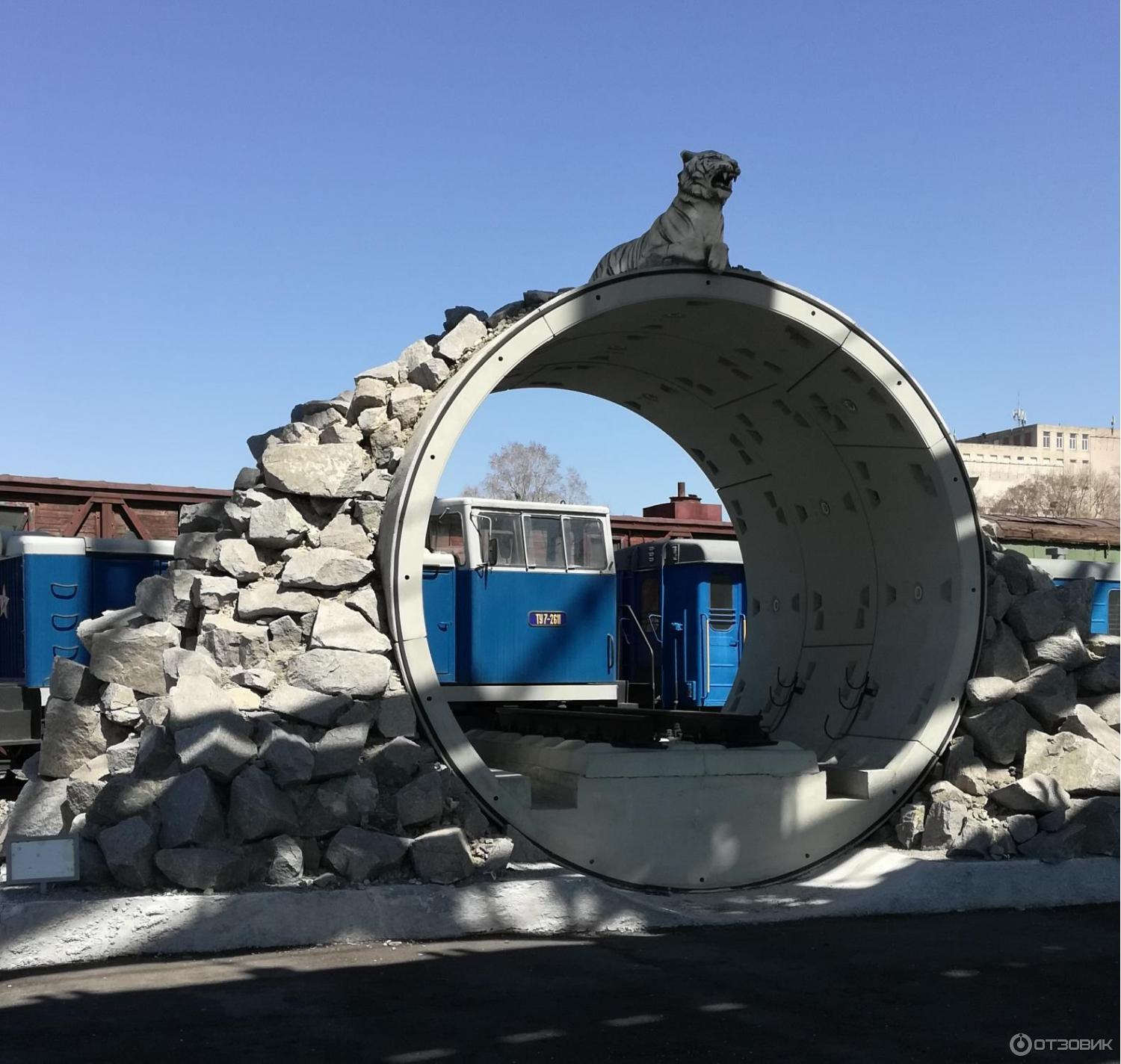 Мостовой хабаровск. Музей истории Амурского моста Хабаровск. Музей железных дорог Хабаровск. Музей ЖД В Хабаровске. Памятник мосту Хабаровск.