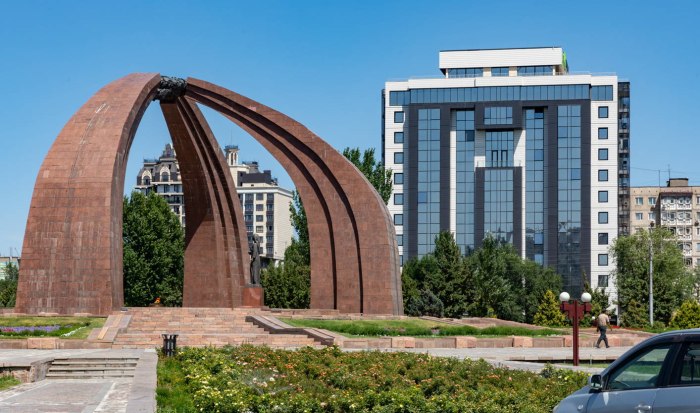 Белый дом Бишкек 6 октября