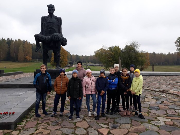 Памятник в Хатыни дед с ребёнком