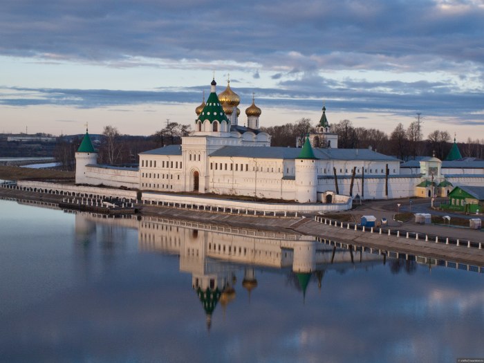 Воскресенская площадь Кострома