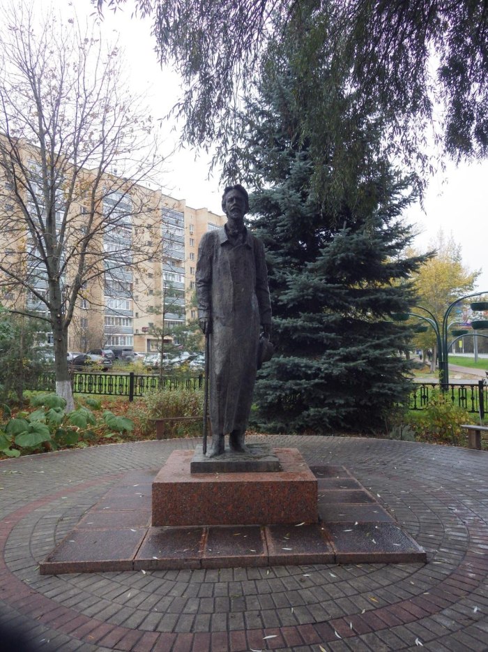 Памятник Чехову в Таганроге на набережной