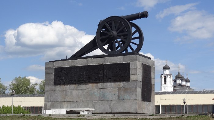 Монумент пушка Каменск-Уральский