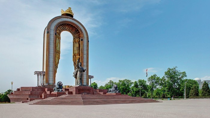 Памятник Исмаилу Самани в Душанбе