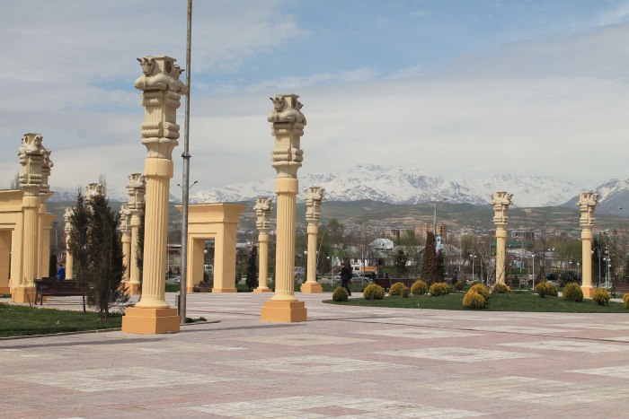 Памятник Исмаилу Самани в Душанбе