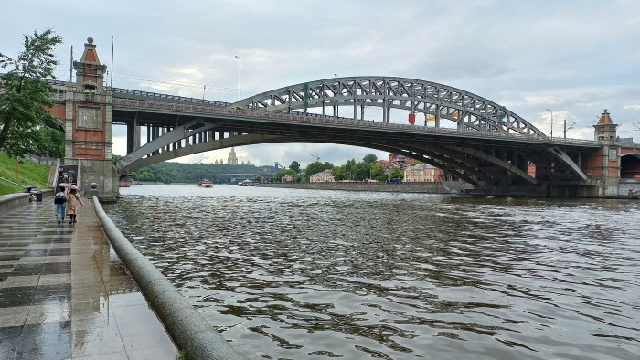 Полежаевский парк в Санкт-Петербурге мост