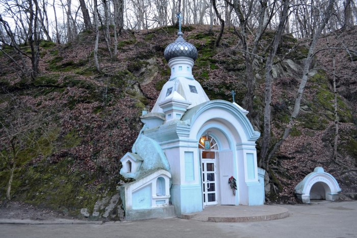 Дантово ущелье горячий ключ часовня