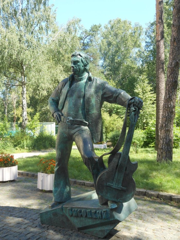 Памятник Владимиру Высоцкому в Дубне
