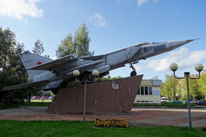 Памятник самолету миг-25 Дубна