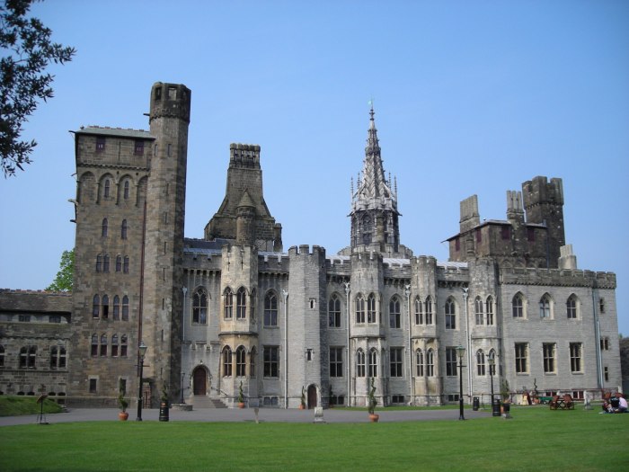 Замок Пенрин (Penrhyn Castle) внутри
