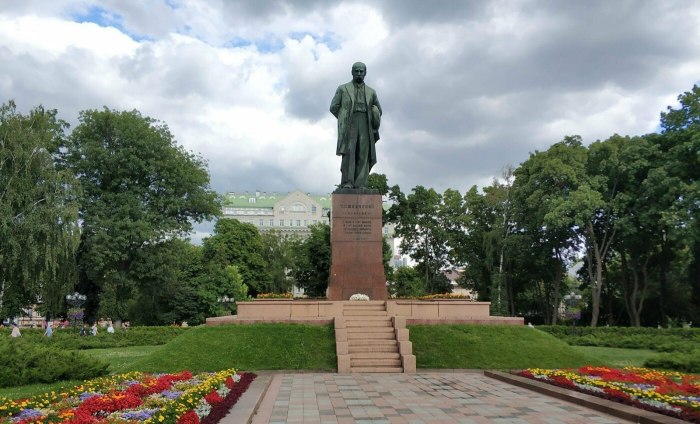 Гостиница Украина памятник Шевченко