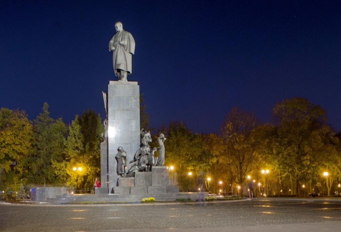 Смешной памятник Шевченко