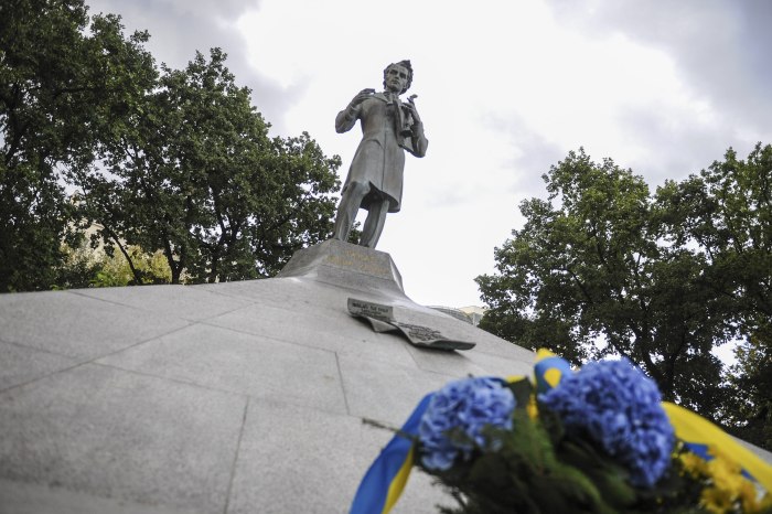 Памятник Шевченко в Луганске 2022