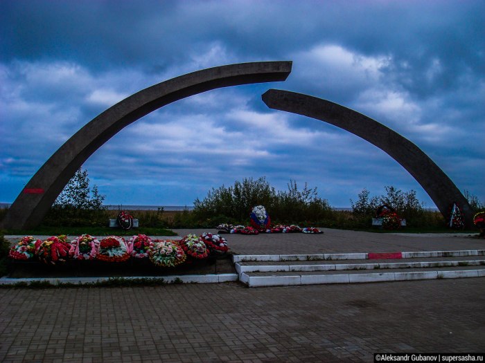 Памятник разорванное кольцо в Санкт-Петербурге