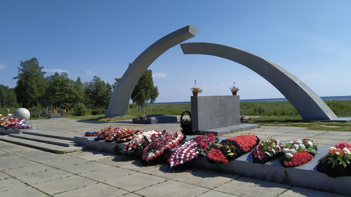 Памятник разорванное кольцо на дороге жизни