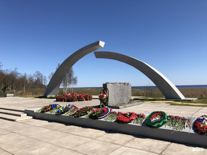 Памятник разорванное кольцо блокады Ленинграда