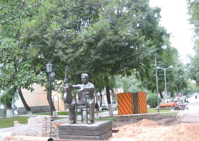 Памятник Высоцкому в Воронеже