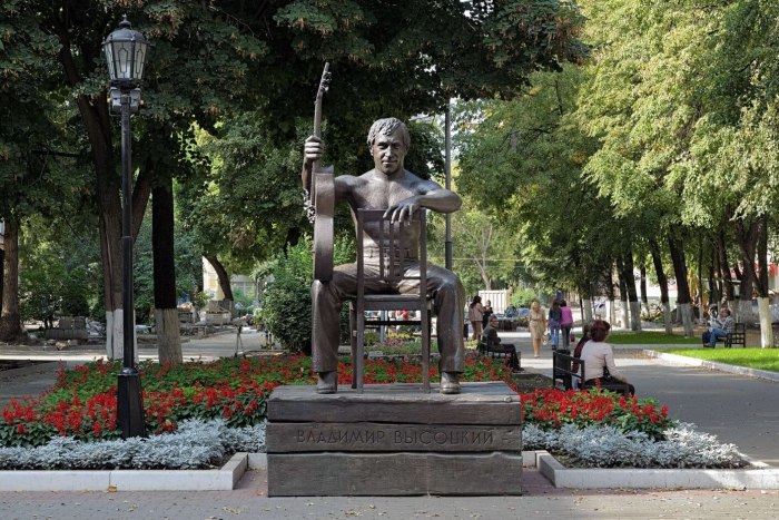 Памятник Владимиру Высоцкому в Воронеже