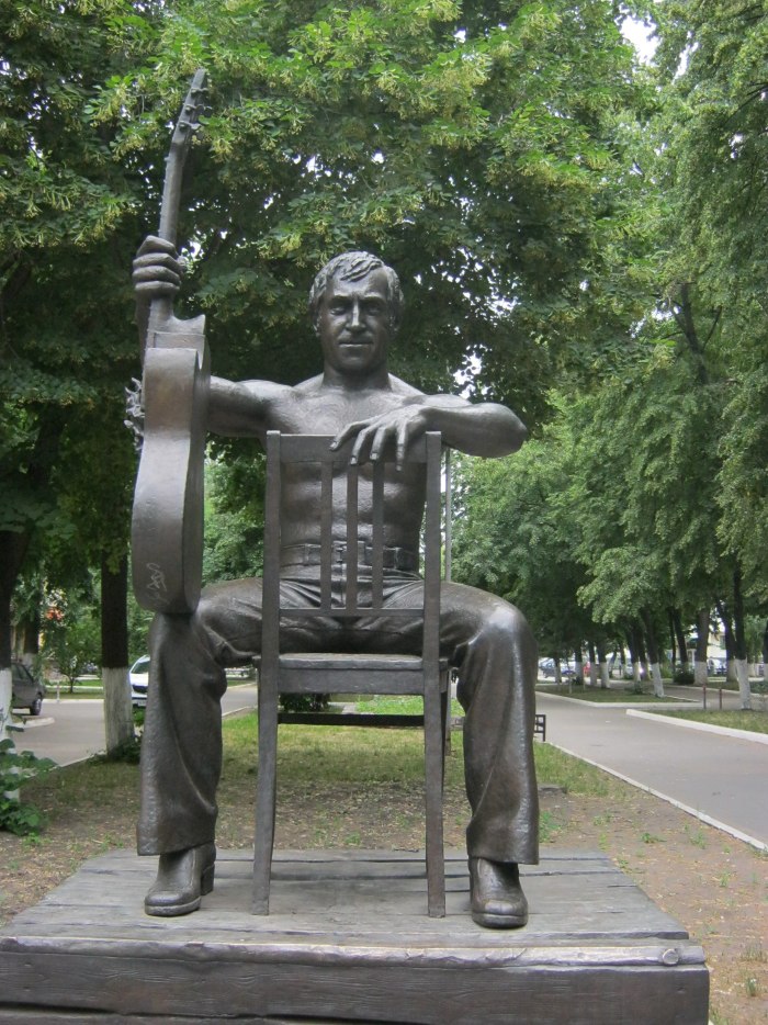 Памятник Высоцкому в Воронеже