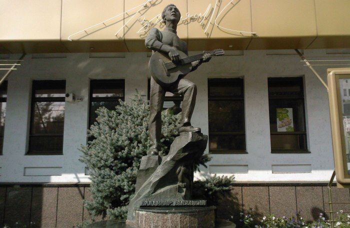 Памятник Высоцкому в Екатеринбурге